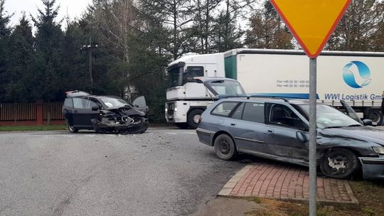 Zderzenie pojazdów na skrzyżowaniu w Iwli