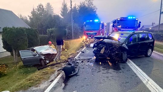 Zderzenie samochodów na DW990 w Ustrobnej