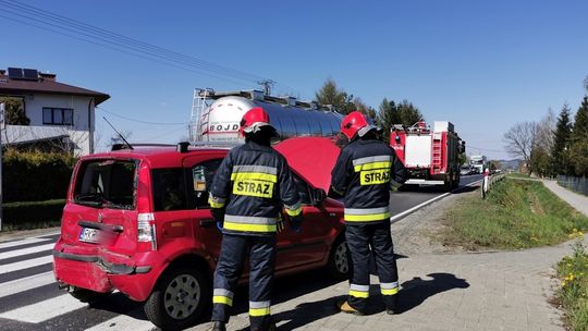 Zderzenie samochodów na krajowej 19. Ciężarówka wjechała w tył osobówki