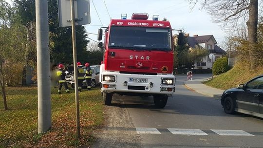 Zderzenie samochodów na łuku drogi w Głowience