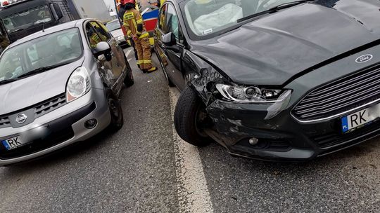 ? Zderzenie samochodów na Podkarpackiej. Kierująca nissanem wjechała w forda
