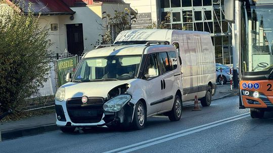 Zderzenie samochodów na skrzyżowaniu Korczyńskiej i Niepodległości