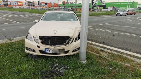 Zderzenie samochodów na skrzyżowaniu na ul. Bieszczadzkiej