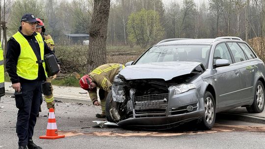 Zderzenie samochodów w Bóbrce przy pomniku