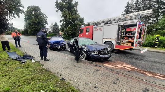 Zderzenie samochodów w Dukli na DW993. Trzy osoby ranne