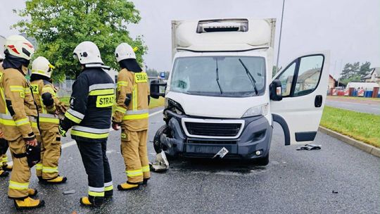 Zderzenie samochodu dostawczego z ciągnikiem rolniczym na DK28