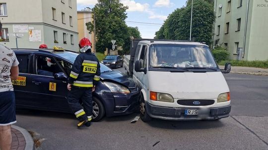 ? Zderzenie samochodu dostawczego z taksówką