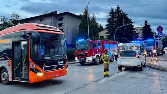 Zderzenie samochodu osobowego z autobusem MKS