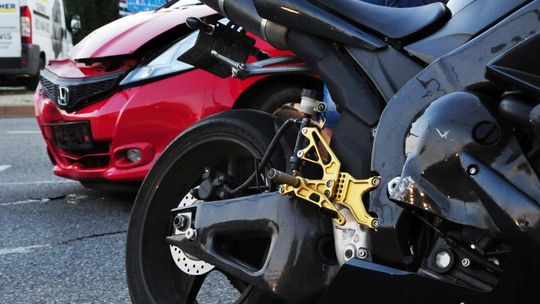 Zderzenie samochodu z motocyklem na Bieszczadzkiej [AKTUALIZACJA]