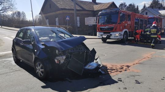 Zderzenie toyoty i opla. Kierowcy obu samochodów zostali przewiezieni do szpitala