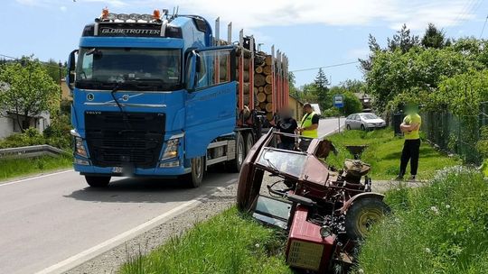 Zderzenie traktora z ciężarówką w Króliku Polskim. 72-letni traktorzysta ranny