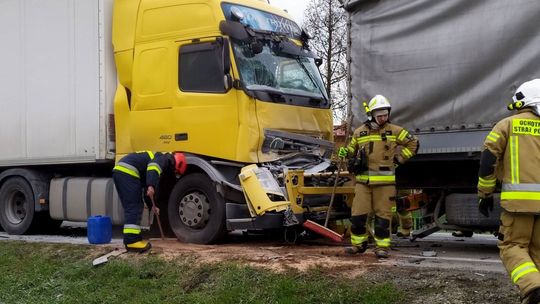 Zderzenie trzech ciężarówek w tym cysterny w Rogach na DK19