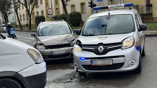 Zderzenie trzech pojazdów na skrzyżowaniu Naftowej i Tysiąclecia