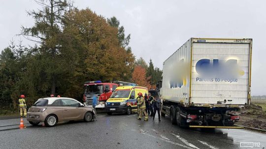 Zderzenie trzech pojazdów na skrzyżowaniu Zręcińskiej i Lotników