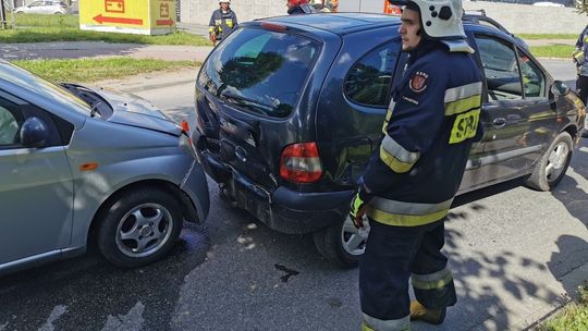 Zderzenie trzech pojazdów na ul. Tysiąclecia. Najechanie