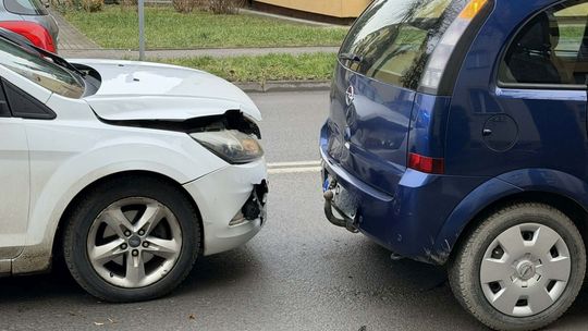 Zderzenie trzech samochodów na skrzyżowaniu Tysiąclecia z Naftową