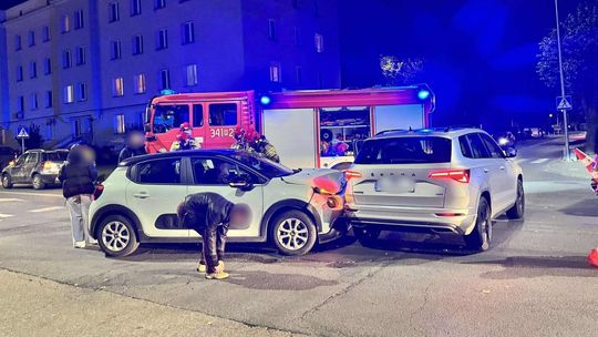 Zderzenie trzech samochodów na skrzyżowaniu w Krośnie