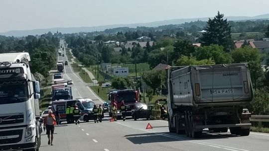 ? Zderzenie volkswagena i ciężarowego volvo na Rogowskiej