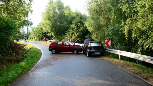 Zderzenie volkswagena i fiata w Węglówce. Dwie osoby odniosły obrażenia