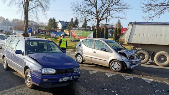 ? Zderzenie Volkswagena i Mercedesa na Krośnieńskiej w Miejscu Piastowym