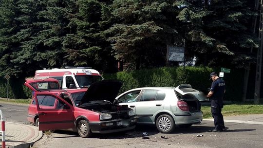 Zderzenie volkswagena i nissana na skrzyżowaniu