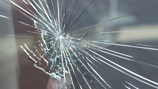 Zdewastowano przystanek w Korczynie. Policjanci ustalają sprawców
