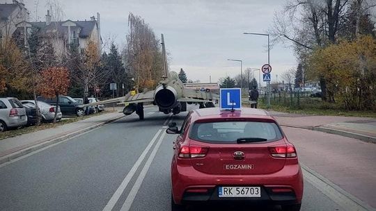 Zdjęcie z samolotem Su-22 i egzaminem na prawo jazdy hitem Internetu