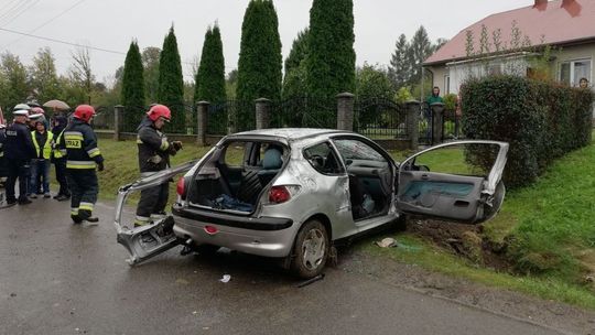 ŻEGLCE: Uderzyli w betonowy mostek. Trzy osoby ranne