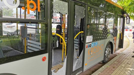 Zerwana linia energetyczna, wybuchy opon i... uszkodzone szyby w MKSie