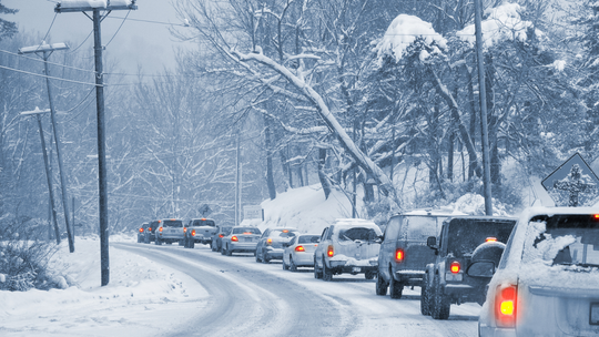 Zimowe utrzymanie dróg. Kto odpowiada za odśnieżanie w powiecie krośnieńskim? [WAŻNE TELEFONY]