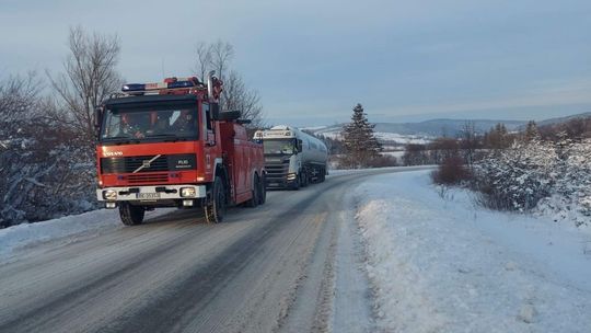 Zimowe warunki na drogach. Niektórzy zapomnieli o zachowaniu ostrożności [GALERIA]