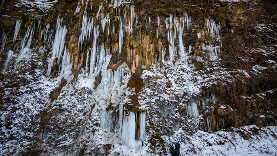 Zimowy spektakl w Rudawce Rymanowskiej - lodospady przyciągnęły tłumy