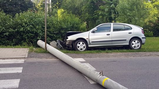 Zjechał z drogi i uderzył w słup. Droga została zablokowana