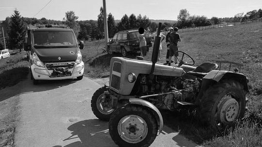 Zmarł 86-letni mężczyzna, po którym przejechał traktor