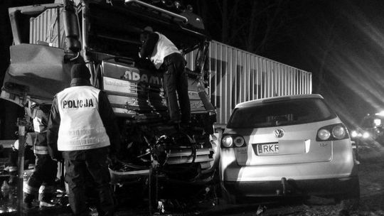 Zmarł kierowca, który wjechał ciężarówką w drzewo leżące na DK19