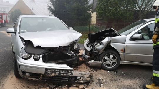 ZMYSŁÓWKA: Samochody zderzyły się we mgle. Dwie osoby ranne