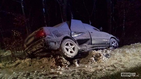 ZMYSŁÓWKA: Zderzenie dwóch samochodów na śliskiej drodze