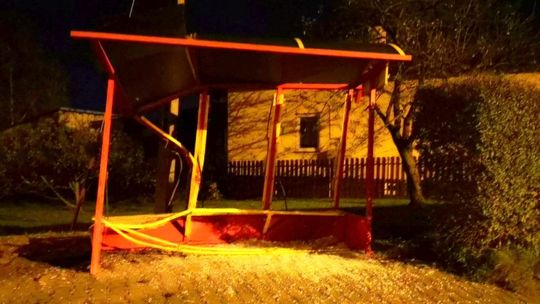 Zniszczony przystanek w Głowience. 21-letni kierowca próbował uniknąć zderzenia z innym pojazdem
