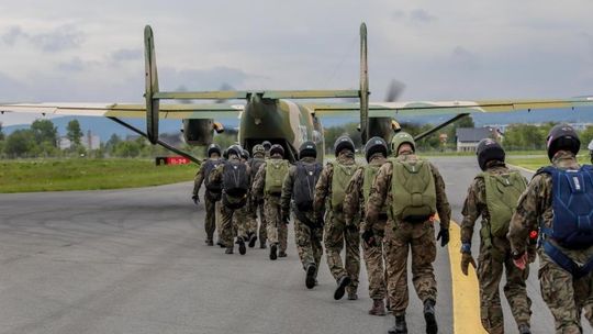 Żołnierze z Krakowa ćwiczą na krośnieńskim lotnisku