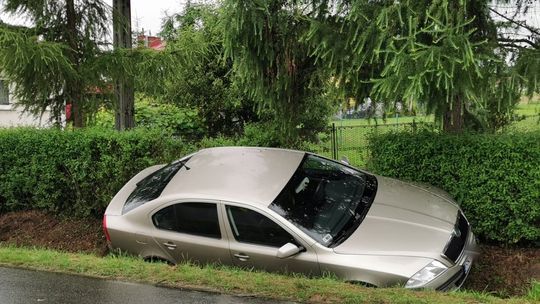 ZRĘCIN: Kierowca skody wjechał do rowu. Interweniowały służby