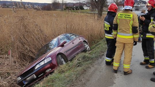 ZRĘCIN: Kierujący Oplem wjechał do rowu