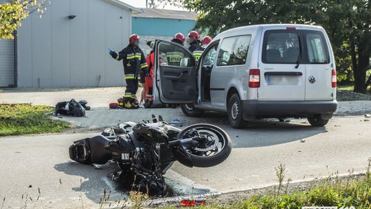 ZRĘCIN: Krytyczny stan motocyklisty po zderzeniu z samochodem