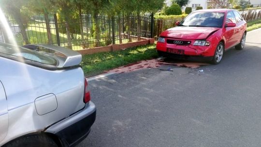 ZRĘCIN: Najechanie na tył pojazdu. Jedna osoba w szpitalu