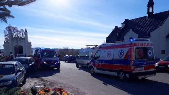 ZRĘCIN: Potrąciła dwie osoby na przycmentarnym parkingu