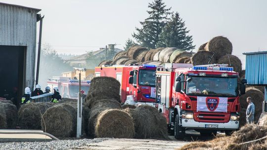 Zręcin: Pożar beli siana wewnątrz hali produkcyjnej