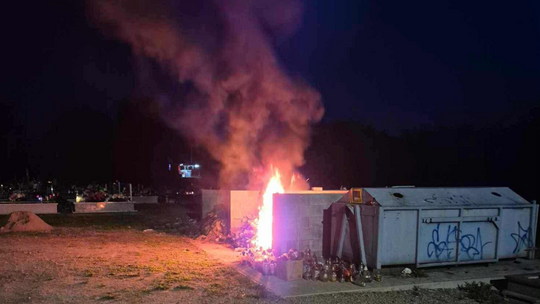 Zręcin. Pożar śmieci na cmentarzu