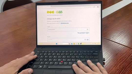 ZUS ostrzega przed oszustami! Proponują pomoc przy świadczeniu wspierającym