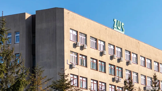 Świadczenie honorowe. ZUS wypłaca prawie 7 tys. zł stulatkom