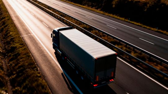 Zwrot VAT za paliwo w firmie transportowej – co warto wiedzieć przed złożeniem wniosku?