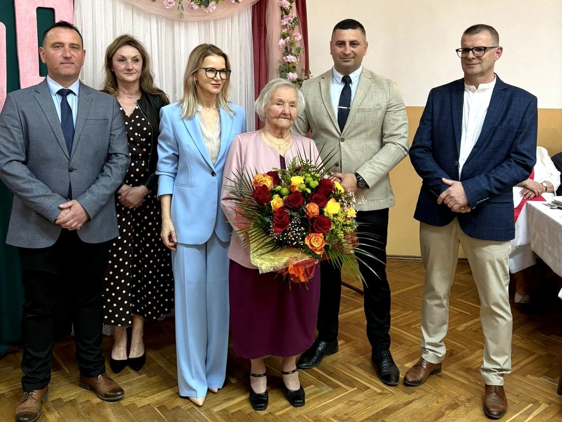 100 lat Pani Genowefy Łepkowskiej z Bajd. Wyjątkowy jubileusz w gronie rodziny i bliskich 100 lat Pani Genowefy Łepkowskiej z Bajd. Wyjątkowy jubileusz w gronie rodziny i bliskich